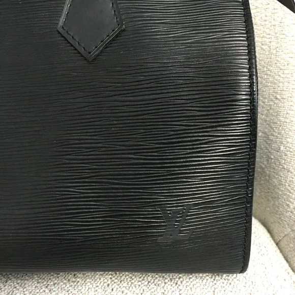 Authentic Louis Vuitton Epi black leather Speedy 25 bag - Picture 3 of 15